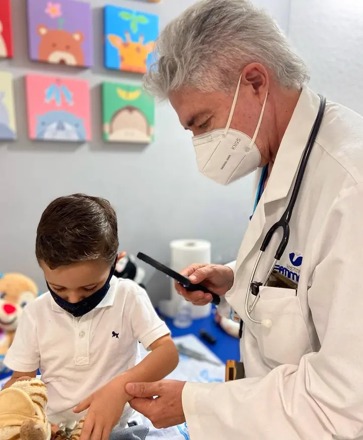 El Dr. Hashimoto atiende a un niño en el consultorio